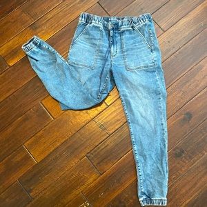 American Eagle stretch elastic waist.